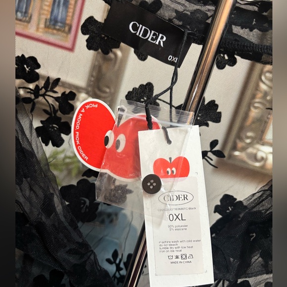 CIDER BLACK SHEER FLORAL BELL SLEEVE BOHO CROP TOP BLOUSE SIZE 0XL BRAND NEW - Picture 7 of 9